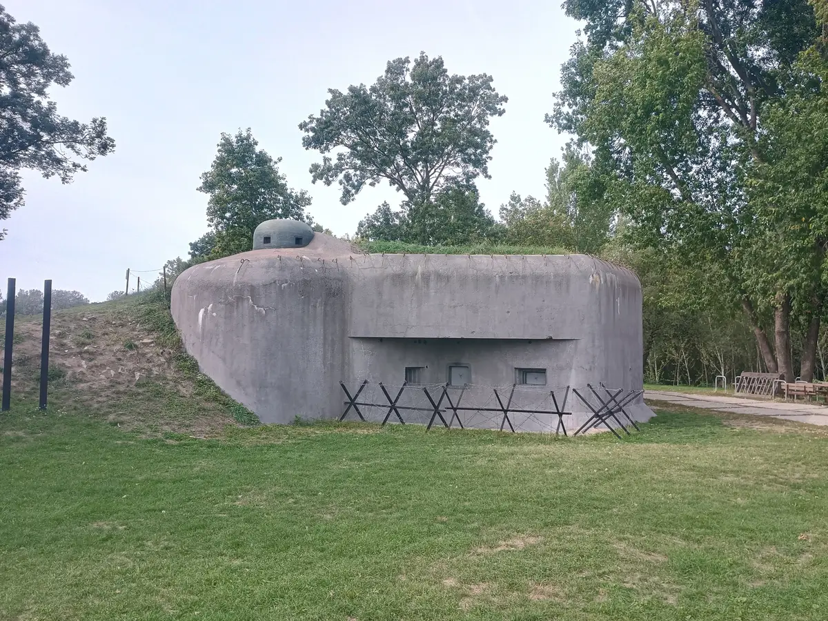 Historická budova so stopami poškodenia