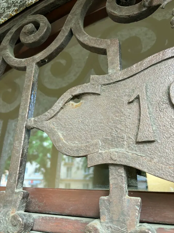 Detail kovového prvku