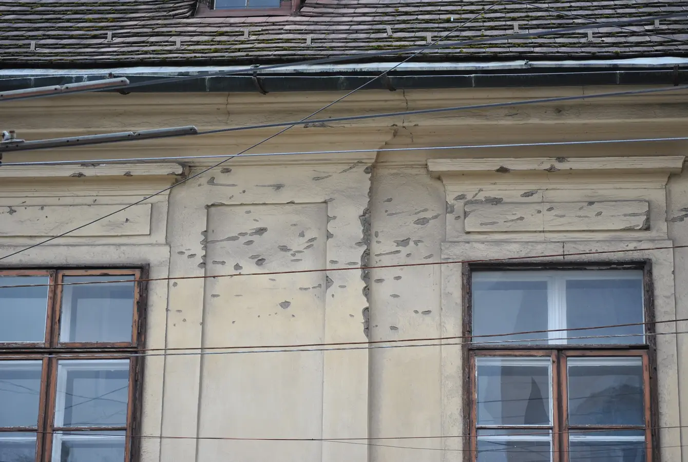Fasáda budovy s viditeľnými stopami zásahov